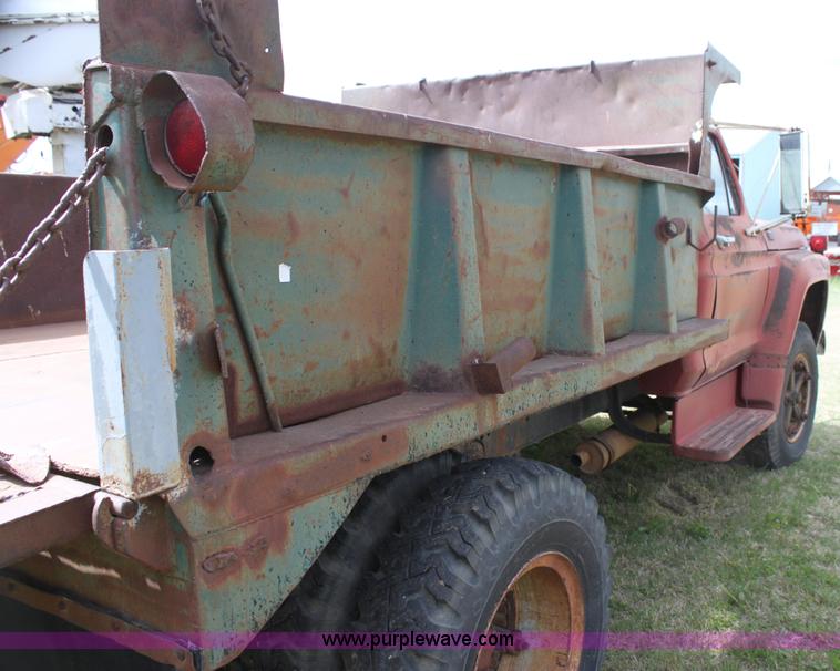 image for item H2062 1977 Ford F700 dump truck
