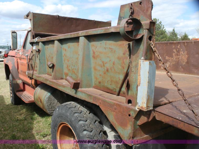image for item H2062 1977 Ford F700 dump truck