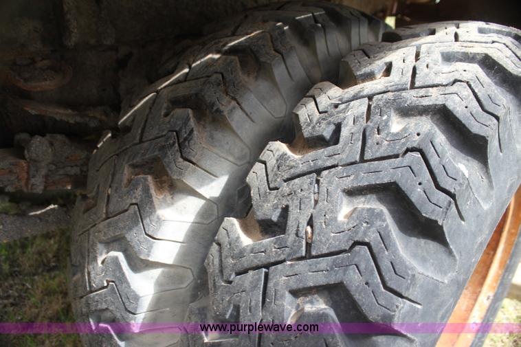 image for item H2062 1977 Ford F700 dump truck