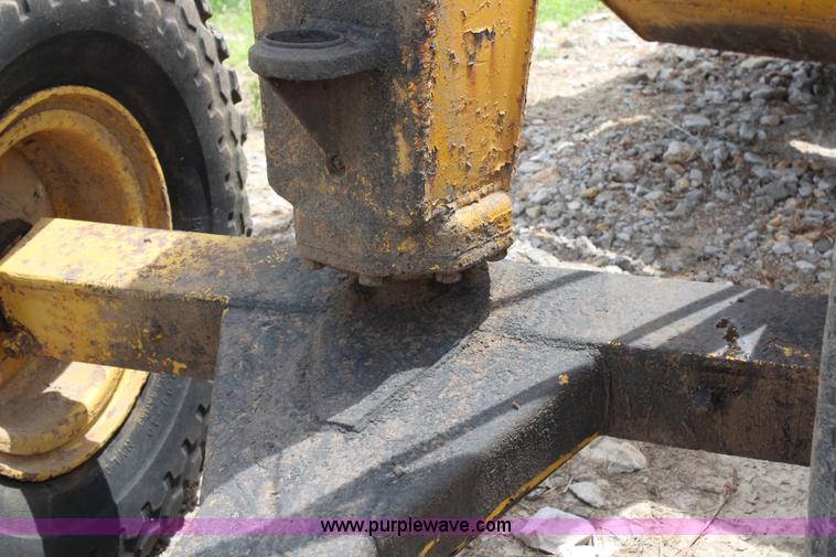 image for item H2537 Caterpillar 70 hydraulic scraper