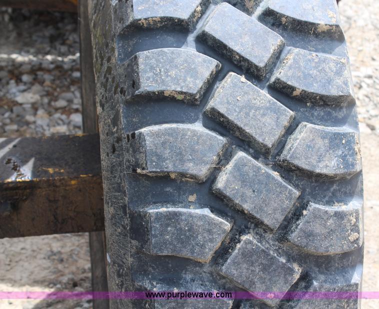 image for item H2537 Caterpillar 70 hydraulic scraper