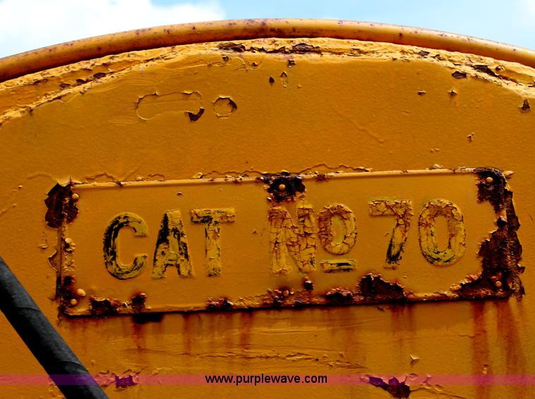 image for item H2537 Caterpillar 70 hydraulic scraper