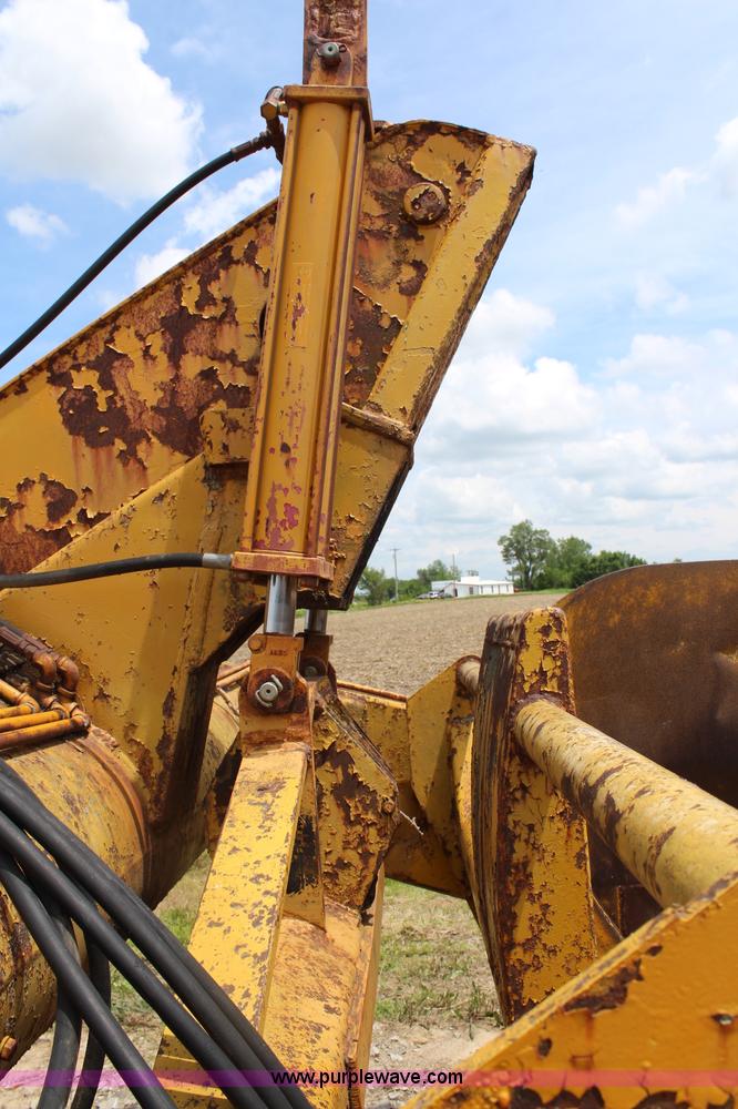 image for item H2537 Caterpillar 70 hydraulic scraper