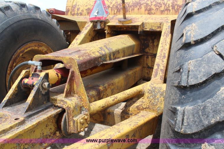 image for item H2537 Caterpillar 70 hydraulic scraper