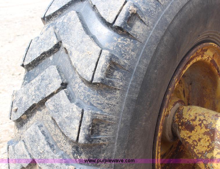 image for item H2537 Caterpillar 70 hydraulic scraper