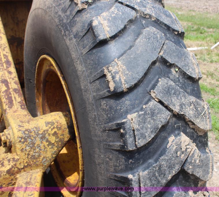 image for item H2537 Caterpillar 70 hydraulic scraper