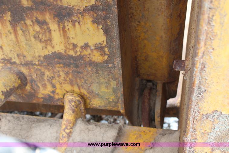 image for item H2537 Caterpillar 70 hydraulic scraper