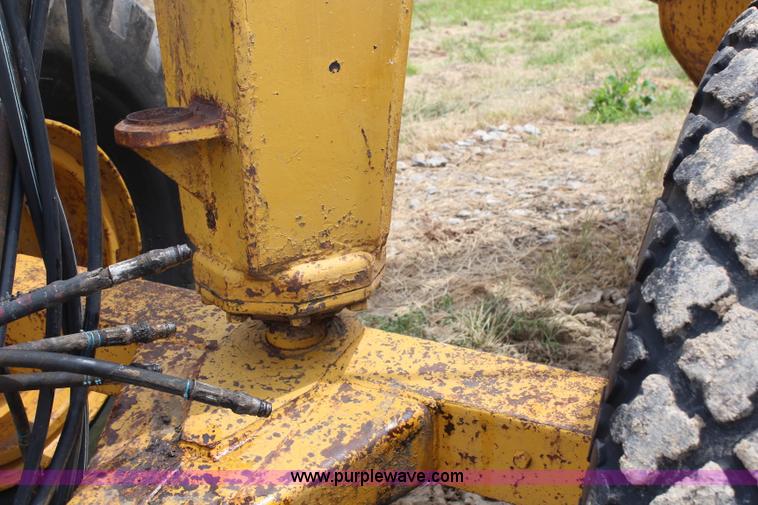 image for item H2538 Caterpillar 70 hydraulic scraper