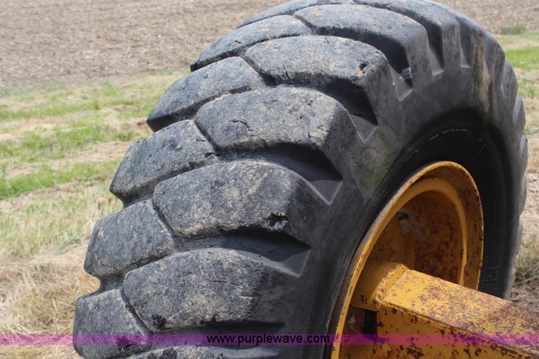 image for item H2538 Caterpillar 70 hydraulic scraper