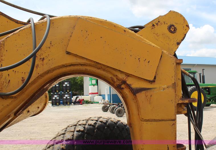image for item H2538 Caterpillar 70 hydraulic scraper