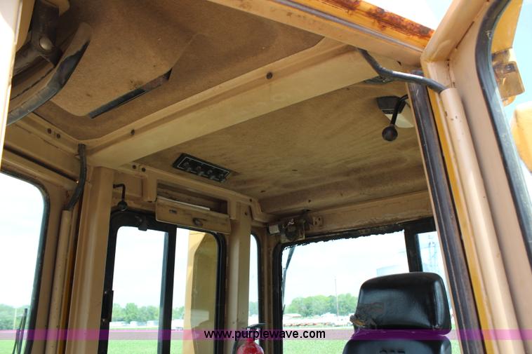 image for item H2724 1994 Caterpillar D6H LGP Series II dozer