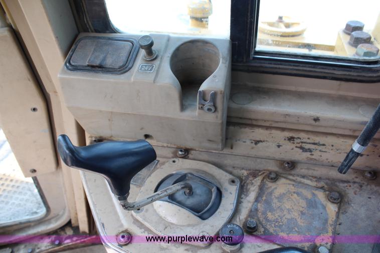 image for item H2724 1994 Caterpillar D6H LGP Series II dozer