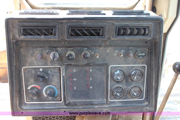 image for item H2724 1994 Caterpillar D6H LGP Series II dozer