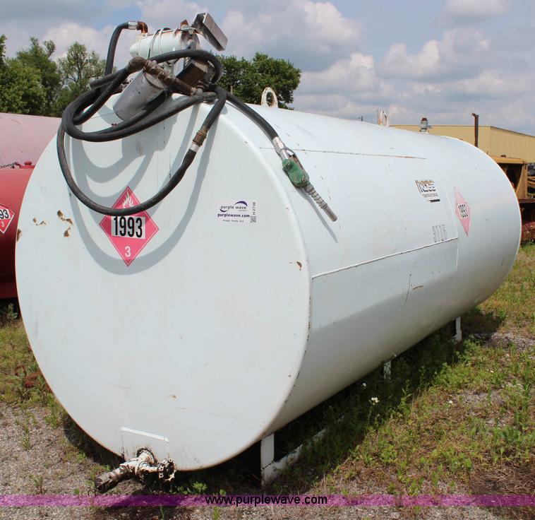 3,000 gallon fuel tank in Topeka, KS Item H2738 sold Purple Wave