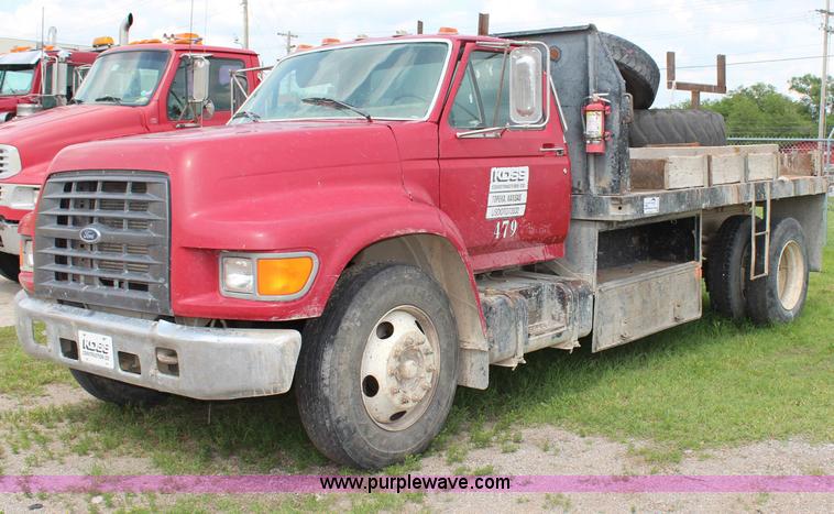 image for item H2749 1998 Ford F800 flatbed truck