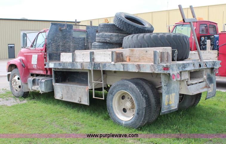 image for item H2749 1998 Ford F800 flatbed truck