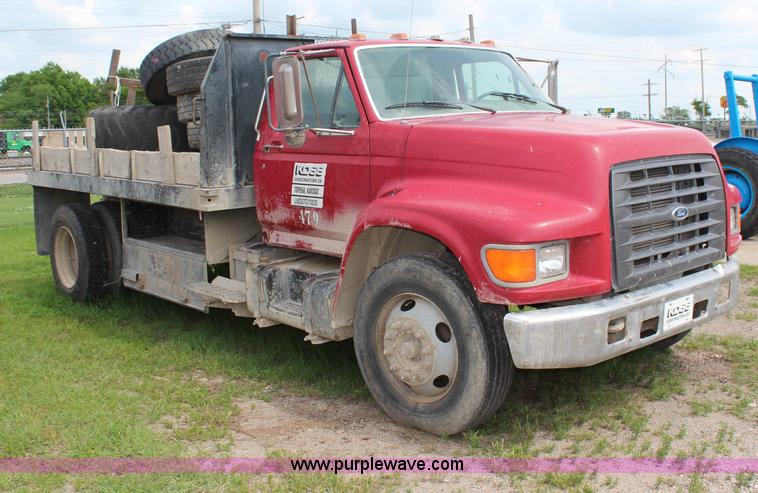 image for item H2749 1998 Ford F800 flatbed truck