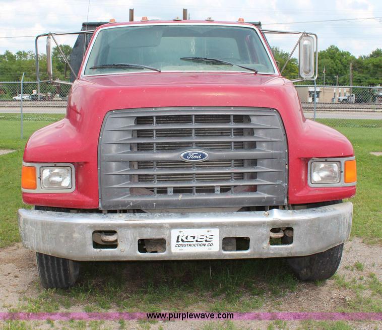 image for item H2749 1998 Ford F800 flatbed truck