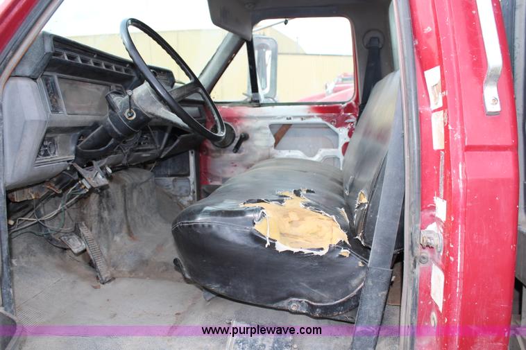 image for item H2749 1998 Ford F800 flatbed truck