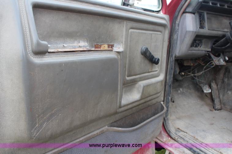 image for item H2749 1998 Ford F800 flatbed truck