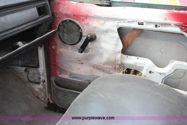 image for item H2749 1998 Ford F800 flatbed truck