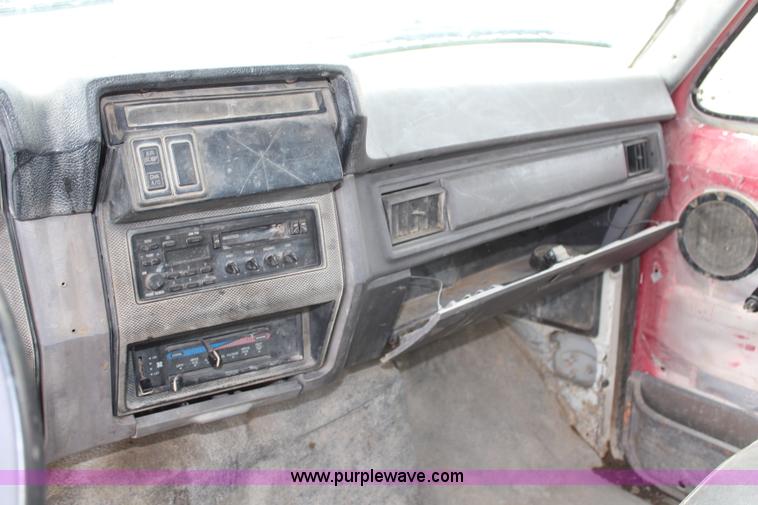 image for item H2749 1998 Ford F800 flatbed truck