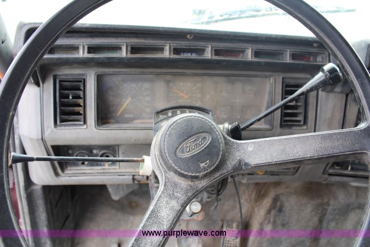 image for item H2749 1998 Ford F800 flatbed truck