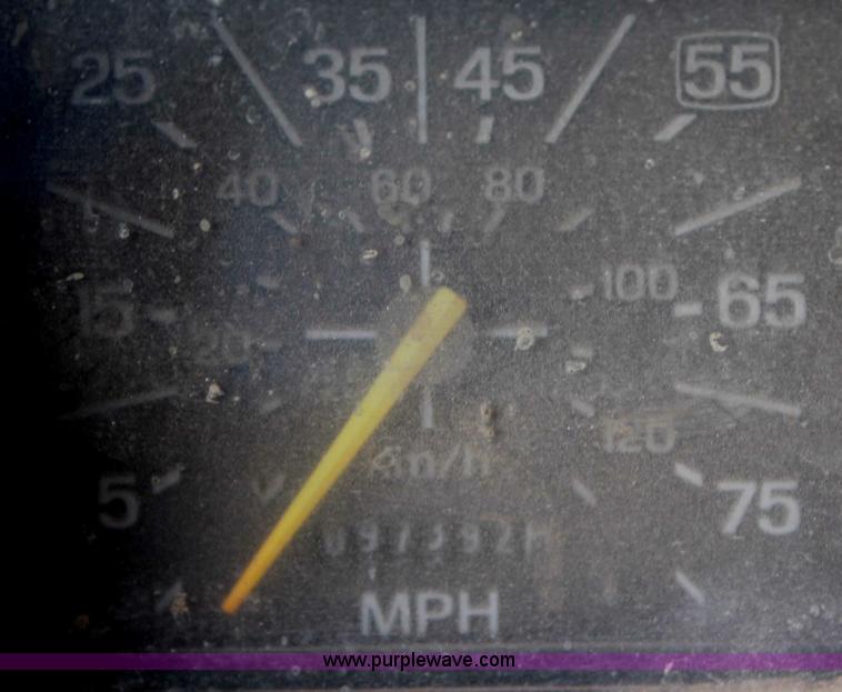 image for item H2749 1998 Ford F800 flatbed truck