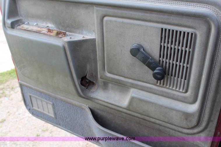 image for item H2749 1998 Ford F800 flatbed truck