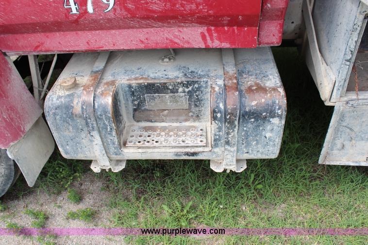 image for item H2749 1998 Ford F800 flatbed truck