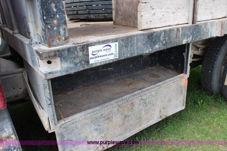 image for item H2749 1998 Ford F800 flatbed truck