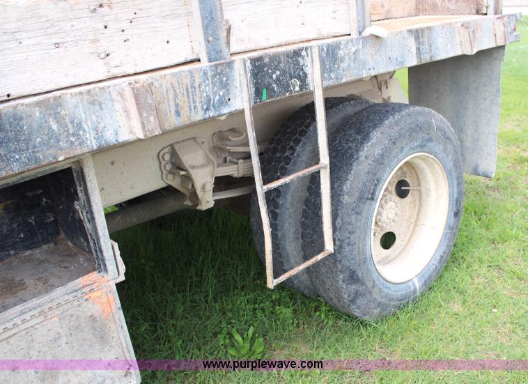 image for item H2749 1998 Ford F800 flatbed truck