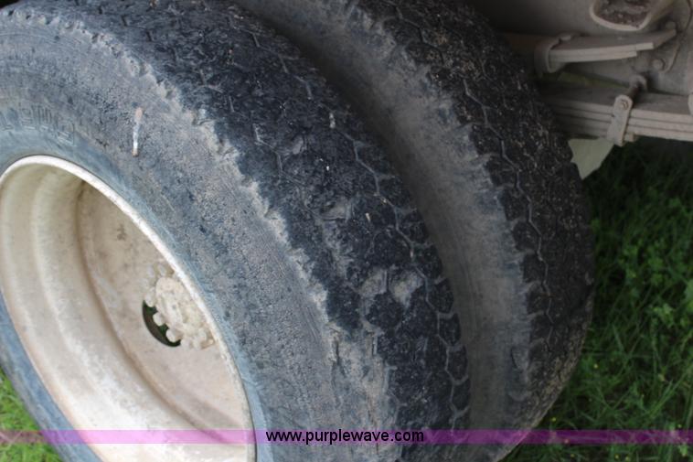 image for item H2749 1998 Ford F800 flatbed truck