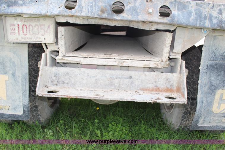 image for item H2749 1998 Ford F800 flatbed truck