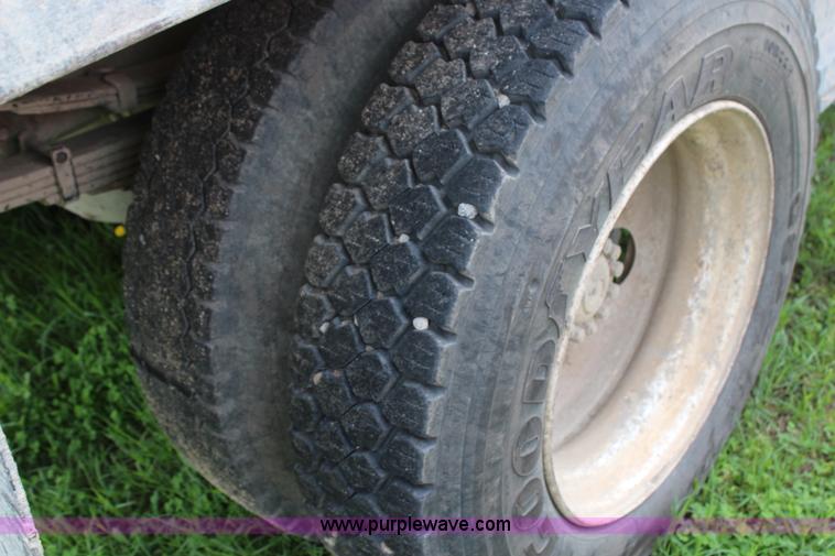 image for item H2749 1998 Ford F800 flatbed truck