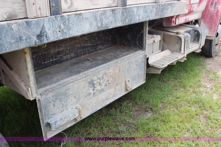 image for item H2749 1998 Ford F800 flatbed truck