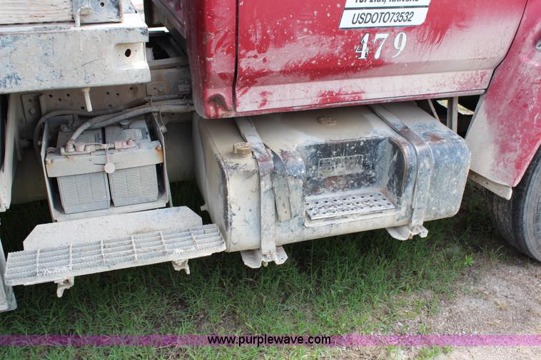 image for item H2749 1998 Ford F800 flatbed truck