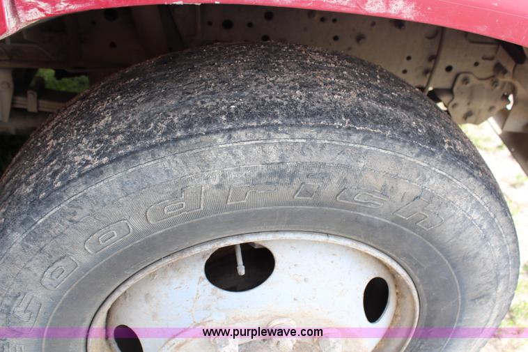 image for item H2749 1998 Ford F800 flatbed truck