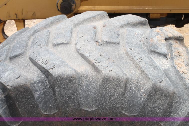 image for item H2989 1998 New Holland 555E backhoe