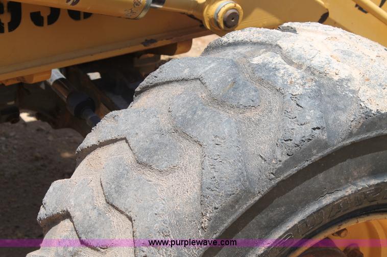 image for item H2989 1998 New Holland 555E backhoe