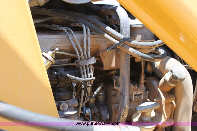 image for item H2989 1998 New Holland 555E backhoe