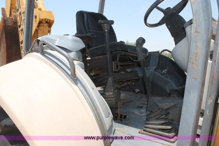 image for item H2989 1998 New Holland 555E backhoe