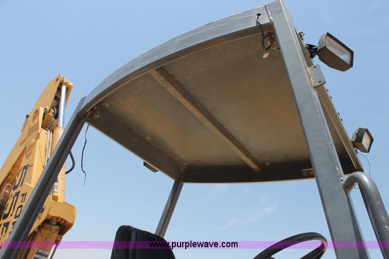 image for item H2989 1998 New Holland 555E backhoe