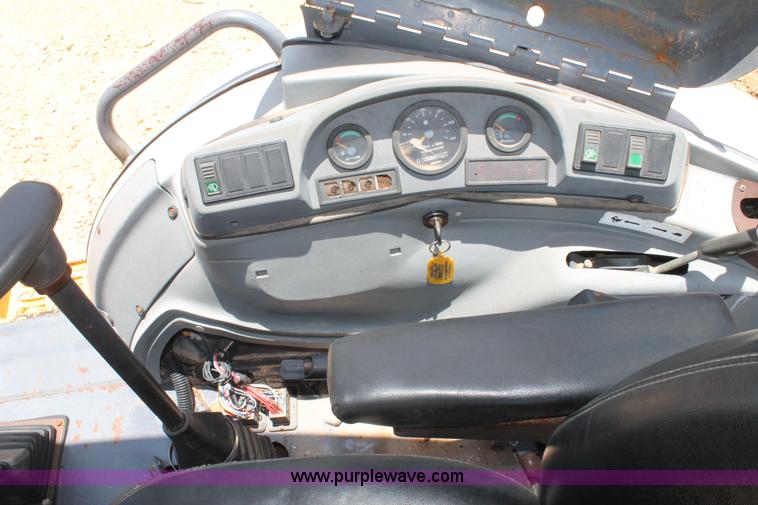 image for item H2989 1998 New Holland 555E backhoe