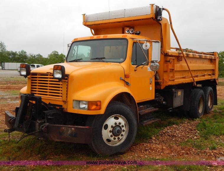 image for item H3379 1999 International 4900 dump truck