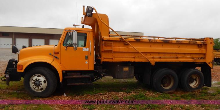 image for item H3379 1999 International 4900 dump truck