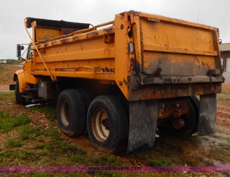 image for item H3379 1999 International 4900 dump truck