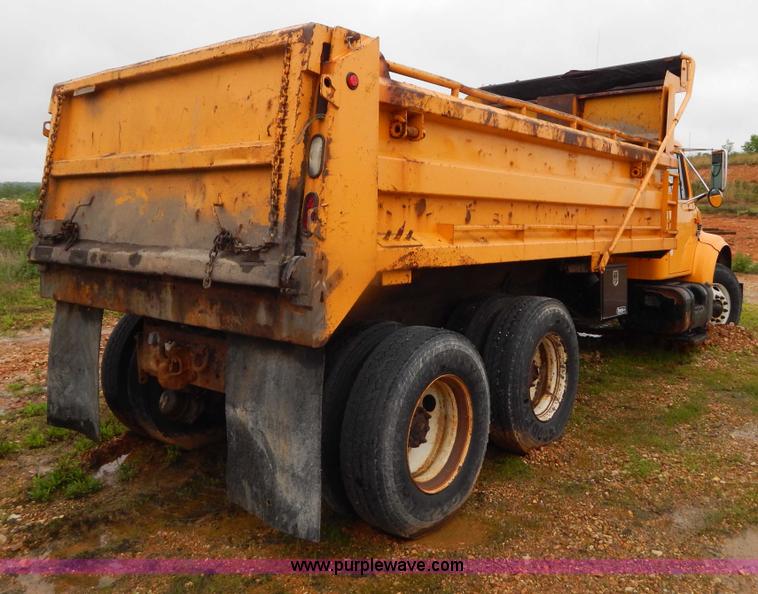 image for item H3379 1999 International 4900 dump truck