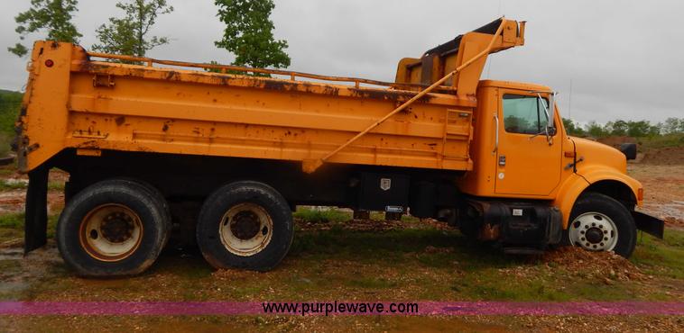 image for item H3379 1999 International 4900 dump truck