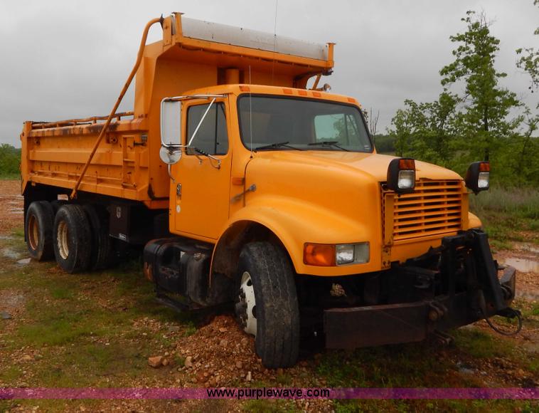 image for item H3379 1999 International 4900 dump truck